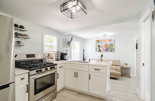 Southwest Cabaña | Palm Beach Charm - Hot Tub, Bikes & More! Completely Renovated!
