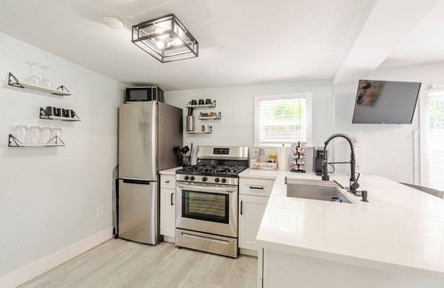 Southwest Cabaña | Palm Beach Charm - Hot Tub, Bikes & More! Completely Renovated!