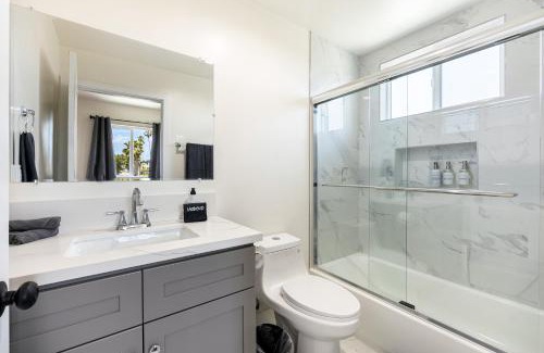 Wilshire Casa | Palm Breeze Escape