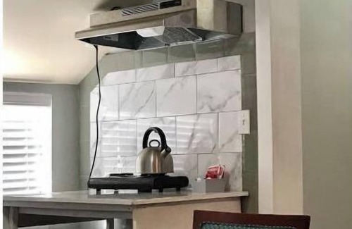 Nassau Casa | Palm Breeze Villa: 5 min walk to beach and bars