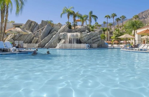 Canyon Corridor Complejo | Palm Canyon Resort - Palm Springs, CA. 1 Bedroom Villa, 1 Bath. Sleeps 4