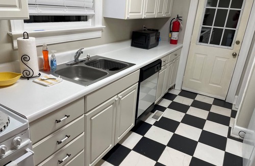 Goldsboro Casa | Palm Cottage - Centrally Located Brick Home on Quiet Street