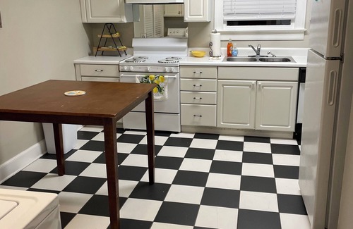 Goldsboro Casa | Palm Cottage - Centrally Located Brick Home on Quiet Street