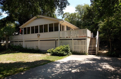 Emerald Isle Cabaña | Palm Cottage- Asequible Ocean Side Cottage