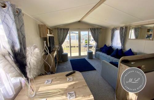 Chapel Saint Leonards Complejo | Palm Grove 133 - pet friendly, WiFi close to beach and clubhouse - Golden Palm Resort - Meadow Lakes Caravan & Lodge Hire