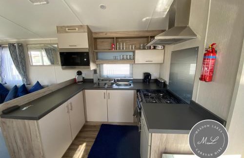 Chapel Saint Leonards Complejo | Palm Grove 133 - pet friendly, WiFi close to beach and clubhouse - Golden Palm Resort - Meadow Lakes Caravan & Lodge Hire