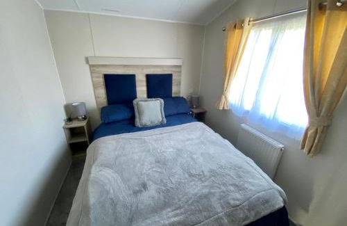 Chapel Saint Leonards Complejo | Palm Grove 133 - pet friendly, WiFi close to beach and clubhouse - Golden Palm Resort - Meadow Lakes Caravan & Lodge Hire