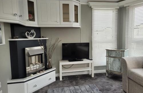 Chapel Saint Leonards Apartamento | Palm Grove 28 - Golden Palm - Central heating, pet friendly, WiFi, bed linen - Meadow Lakes Caravan & Lodge Hire