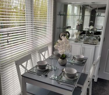 Chapel Saint Leonards Apartamento | Palm Grove 28 - Golden Palm - Central heating, pet friendly, WiFi, bed linen - Meadow Lakes Caravan & Lodge Hire