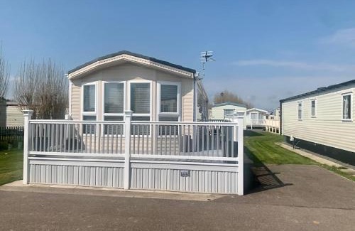 Chapel Saint Leonards Apartamento | Palm Grove 28 - Golden Palm - Central heating, pet friendly, WiFi, bed linen - Meadow Lakes Caravan & Lodge Hire