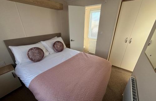 Chapel Saint Leonards Apartamento | Palm Grove 121 - Golden Palm Resort - Pet friendly, WiFi, close to beach and clubhouse - Meadow Lakes Caravan & Lodge Hire
