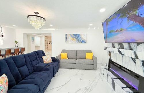 Central Fort Lauderdale Casa | Palm House Near Beach, Game Room, Pool & King Beds