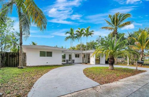 Central Fort Lauderdale Casa | Palm House Near Beach, Game Room, Pool & King Beds