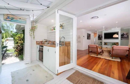 Southport Casa | Palm Springs Cottage in prime Gold Coast location