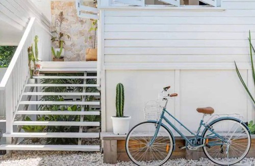 Southport Casa | Palm Springs Cottage in prime Gold Coast location