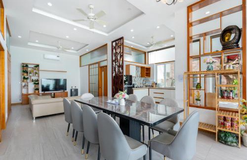 Vung Tau Villa | Palm Villa 17 - Seaview Villa LUXURY in VungTau, 6Bedrooms, Pool, Billiard