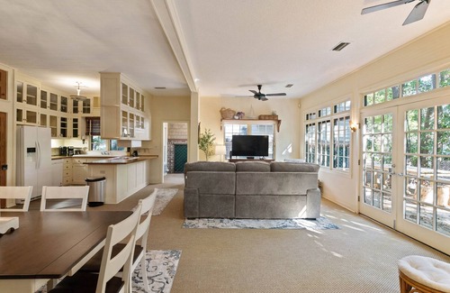 King City Casa | Palmetto Cottage sleeps 8 and walk to the Village