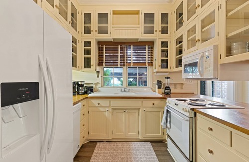 King City Casa | Palmetto Cottage sleeps 8 and walk to the Village