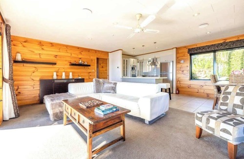 Surfdale Casa | Palms on Kennedy Point - Stay Waiheke