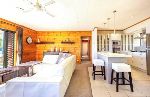 Surfdale Casa | Palms on Kennedy Point - Stay Waiheke
