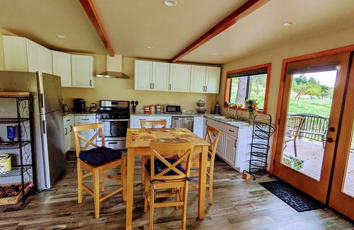 Julian Cabaña | Paloma's Cottage Enjoy Julian's Beautiful Spring at the Farm, Pond, and Orchard.
