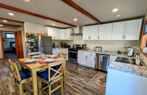 Julian Cabaña | Paloma's Cottage Enjoy Julian's Beautiful Spring at the Farm, Pond, and Orchard.