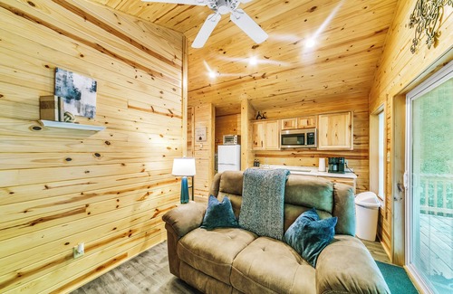 Jones Mills Cabina | Pam's Treehouse Cabin #3 - Cozy cabin right on a creek!
