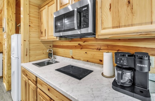 Jones Mills Cabina | Pam's Treehouse Cabin #3 - Cozy cabin right on a creek!