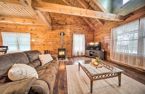 Niobe Casa | Panama Cabin on 36 Acres with Hot Tub and Trails!