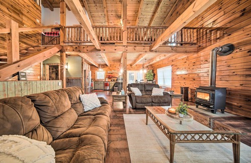 Niobe Cabina | Panama Cabin on 36 Acres w/ Hot Tub & Trails!