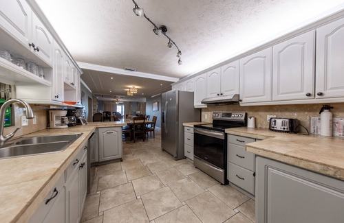 Bel Air Casa | Panama City Beach House 11BR 6 BA Slps 35 Abierto 9 / 7-28 Edades 18-25 y Mascotas OK