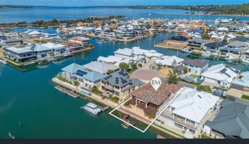 Wannanup Casa | Panda Living canal house
