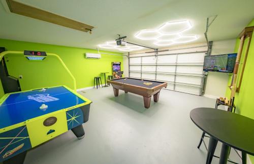 Thomas Drive Casa | Panhandle Paradise, Heated Pool, Hot Tub, Mini & Disc Golf, Game Room