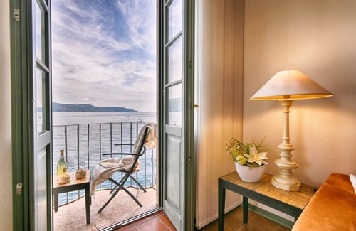 Gargnano Apartamento | Panorama al Porto by Theater Home - directly on the port of Gargnano with marvellous lake view