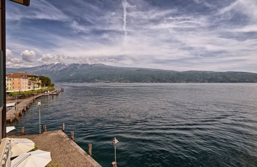 Gargnano Apartamento | Panorama al Porto by Theater Home - directly on the port of Gargnano with marvellous lake view