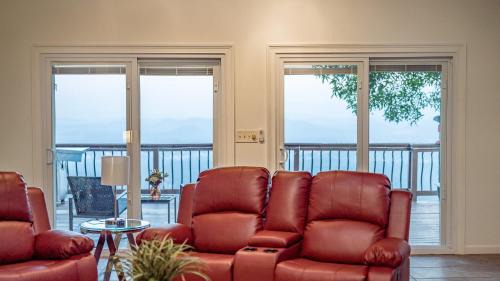 Sevierville Casa | Panorama by AvantStay Unparalleled Views Deck w HotTub Game Room Pool Table