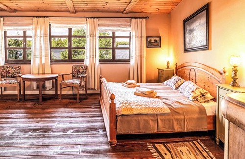 Gorlo Cama Y Desayuno | Panorama Lake view spacious room in lake front Villa; living/sleeping area for 2