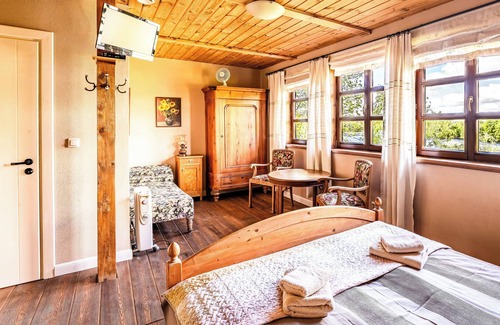 Gorlo Cama Y Desayuno | Panorama Lake view spacious room in lake front Villa; living/sleeping area for 2