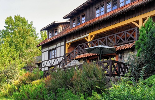 Gorlo Cama Y Desayuno | Panorama Lake view spacious room in lake front Villa; living/sleeping area for 2