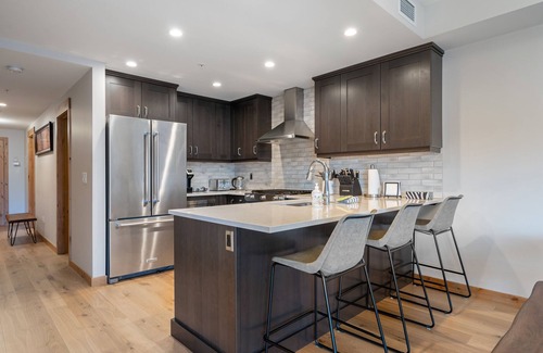 Canmore Condominio | Panorama Rocky Views! Luxurious 2Brs/1Den/2Ba, w/Hot Tub, the Heart of Downtown