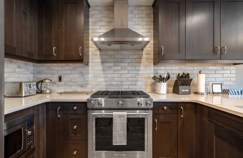 Canmore Condominio | Panorama Rocky Views! Luxurious 2Brs/1Den/2Ba, w/Hot Tub, the Heart of Downtown