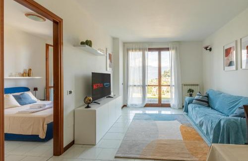 Brezzo di Bedero Apartamento | "Panorama sul Lago" Lake Maggiore, Free Wifi Netflix and Tennis