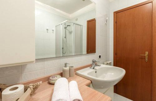 Brezzo di Bedero Apartamento | "Panorama sul Lago" Lake Maggiore, Free Wifi Netflix and Tennis