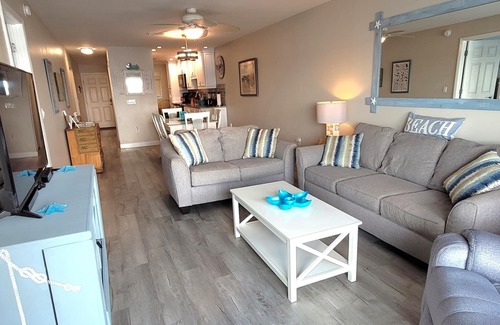 Bradenton Beach Condominio | Panoramic bay views! 3-minute walk to beach!