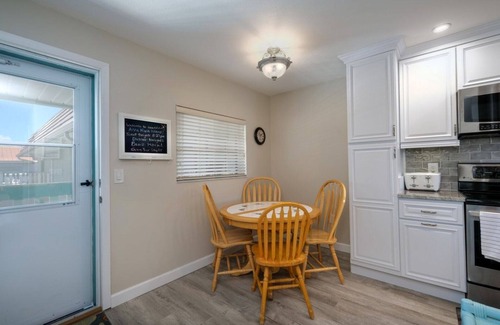Bradenton Beach Condominio | Panoramic bay views! 3-minute walk to beach!