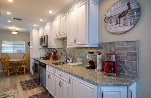 Bradenton Beach Condominio | Panoramic bay views! 3-minute walk to beach!