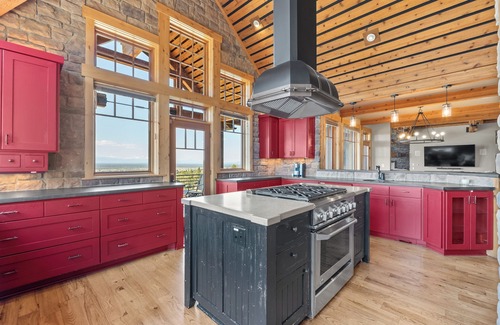 Powell Butte Casa | Panoramic Cascade Views from a Sprawling Residence in Brasada Ranch