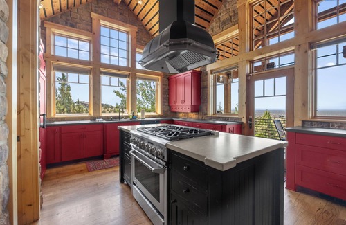 Powell Butte Casa | Panoramic Cascade Views from a Sprawling Residence in Brasada Ranch