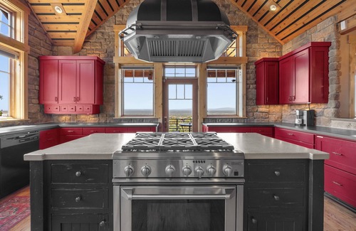 Powell Butte Casa | Panoramic Cascade Views from a Sprawling Residence in Brasada Ranch