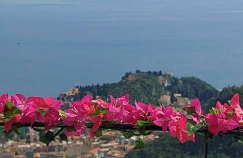 Castelmola Apartamento | Panoramic cottage 100 mt from the main square view Taormina and Calabria